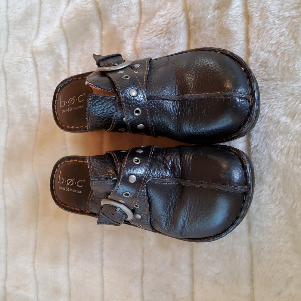 B. O. C womens black leather clogs